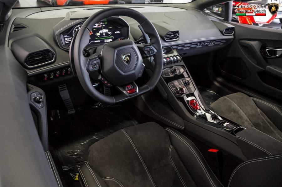 Интерьер Lamborghini Huracan LP610-4 Bianco Monocerus 2016 года  (фото 6 из 15)